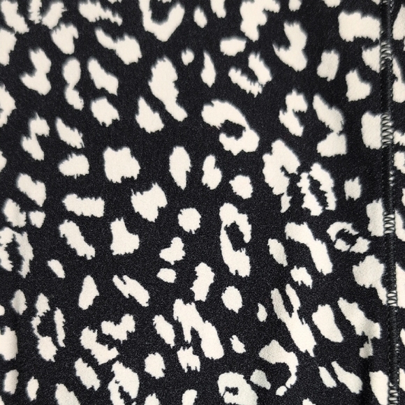 Athleta Black and White Patterned Leggings - Picture 4 of 6